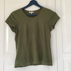 Grön T-shirt i tjockare material⭐️superfin oliv färg💗