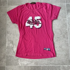 von dutch topp🔥 - Jättehäftig rosa von dutch t-shirt😍Köpt second hand, vet därmed inte om den är äkta. Perfekt nu till sommaren, storleken säger L men skulle säga att den passar xs-l, då den är gjord av mycket stretchiga material🫶