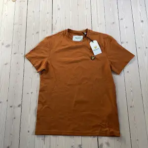Orange t-shirt från Lyle & Scott, storlek S. Helt oanvänd, med lappen kvar. Originalpris 349kr 