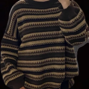 Brun Stickad tröja - Brun stickad tröja från SHEIN. Bra skick.