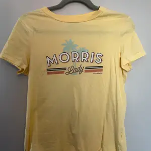 Gul limited edition t-shirt från Morris, Bra skick använd få tal gånger 💛 Original pris 600 kr 