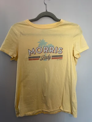Morris T-shirt  - Gul limited edition t-shirt från Morris, Bra skick använd få tal gånger 💛 Original pris 600 kr 