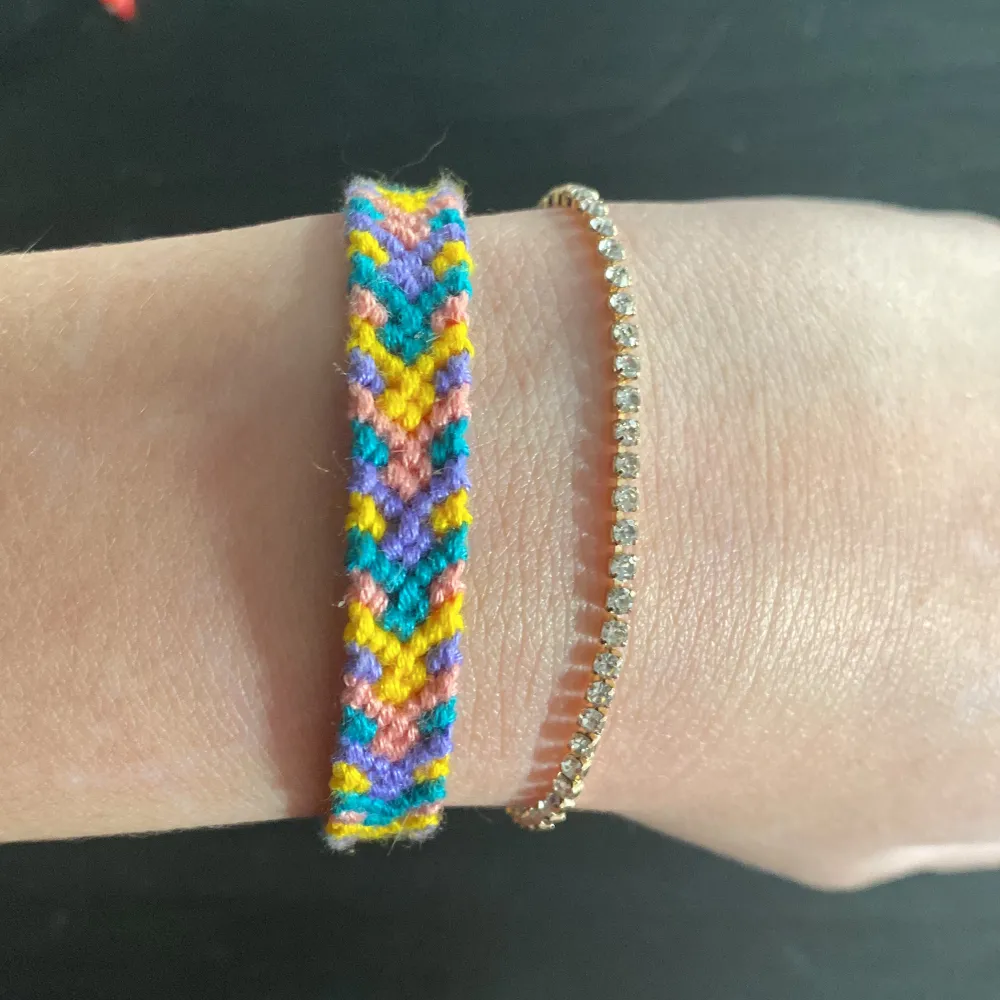 Kompisarmband i rosa, lila, gul och grön färg 🤩‼️Läs min bio för mer info‼️ Kontakta för fler bilder och frågor! (Guldarmband ingår inte). Accessoarer.