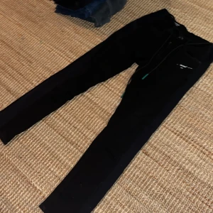 Off white byxor - Ett par väldigt najs off white byxor. Skön kvalitet och bra skick. Skriv om ni vill ha fler bilder så fixar jag😄