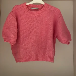 Stickad kortärmad tröja från zara - Säljer min stickade zara topp då den tyvärr inte kommer till användning, den är i super fint skick. Skriv privat vid intresse💕