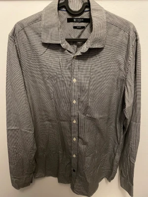 Tiger of sweden skjorta - Skicket är nästan intill oanvänd  Behövs bara strykas 