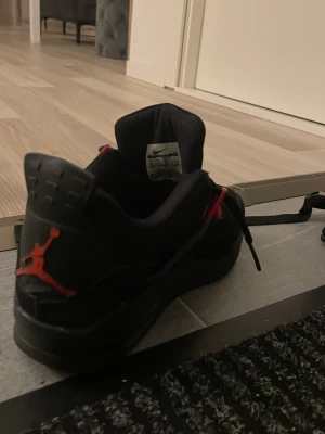 Jordan skor - Storlek37  Andvända4-5 gånger   400kr  Skickas ej