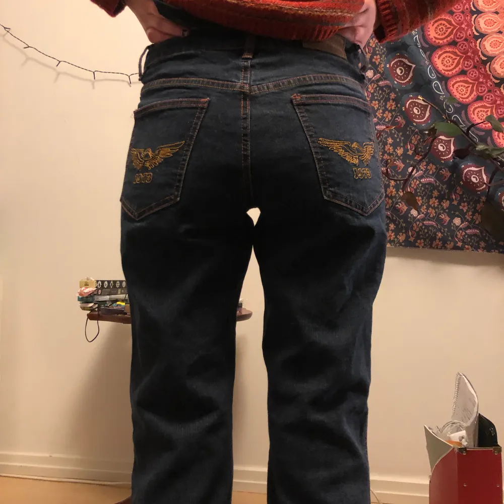 Sjukt snygga bootcut jeans från Arizona. Personen på bild är 170. Midjemått: 74 cm. Röda sömmar. . Jeans & Byxor.
