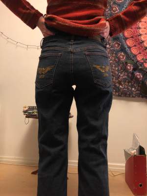 Sjukt snygga bootcut jeans från Arizona. Personen på bild är 170. Midjemått: 74 cm. Röda sömmar. 