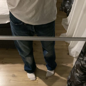 Baggy jeans - Baggy Y2K jeans. Väldigt fint skick i storlek M. Jag har vanligtvis storlek 34 och byxorna passar mig med hjälp av ett bälte. 