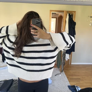 Stickad tröja  - As snygg randig stickad tröja som jag har använt ett fåtal gånger🖤  Priset kan diskuteras🌫️