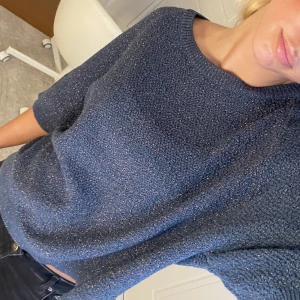 Glittrig topp - Jättefin glittrig top från COS, den är mörkblå med guld glitter, nästan oanvänd och inga defekter💙