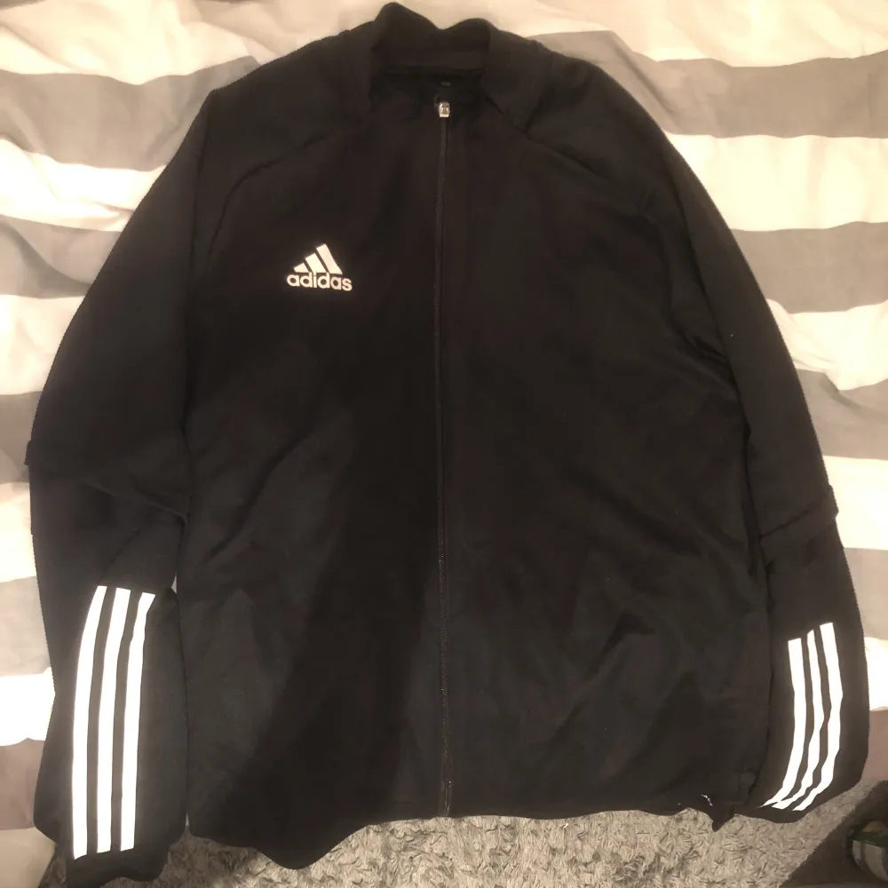 Säljer en Adidas träningströja! Har alldrig varit använd och är i perfekt skick. Säljer den pga för liten storlek. Väldigt bekväm och perfekt för dig som gillar att springa ute! Såklart billigt pris! 😄. Tröjor & Koftor.