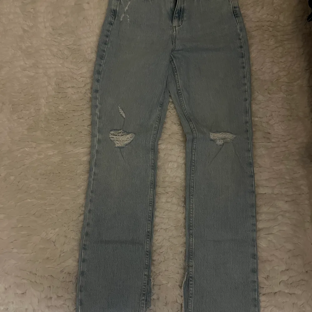 Säljer dessa jeans ifrån Zara, storlek 36. Passar mig perfekt som vanligtvis har storlek S. Säljs på grund av att de aldrig används och de är använda 2 gånger💖 Väldigt bra pch fint skick!. Jeans & Byxor.