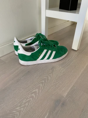 Adidas Gazelle  - Välvårdade Adidas Gazelle i fint skick. Sparsamt använda. Storlek 44. 