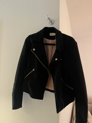 Mocka jacka - storlek 36. Använd Max 2/3 gånger som ny 200kr