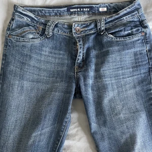 Lågmidjsde bootcut jeans  - Så snygga lågmidjade jeans köpta secondhand. Passar mig som har storlek 38/M