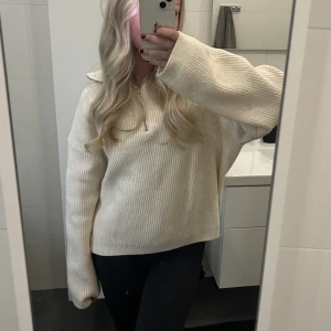 Beige tröja - Så mysig tröja från hm. Säljer då den ej används. Storlek M❤️