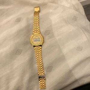 Casio klocka äkta guld äkta  - Funkar perfekt inga problem me den tycker om den väldigt mycket men hittar använder den knappt och har jagt den i 6 månader ny pris 899kr.skick 9/10