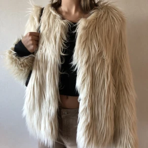 Fuskpäls jacka  - Denna jacka är i jätte bra skick. Storlek S. Jag fick denna av en kompis men har inte använd den så mycket. 