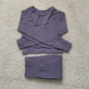 Träningsset  - Lila 💜 träningsset oanvänt skick. Storlek S