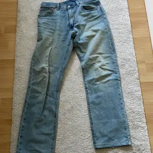 Levis Jeans Använt skick Storlek: W32 L31 (uppsydda hos skräddare) orginal längd 34 Modell: 551 Z (bred modell) 