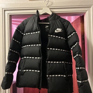 Jacka - Nike jacka, köpt stadium för 1200 Kan gå ner i pris vid snabb affär