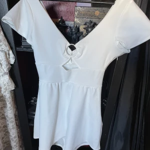 Romper - Säljer då de inte är min stil🤍Aldrig använd🤍