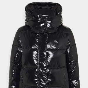 Calvin Klein jacka - Säljer denna jacka i nyskick då den inte kommer till användning, den är i nyskick och har inga defekter, den är i storlek L men sitter som en S/M då den är väldigt liten i storleken,nypris är 2195, priset kan diskuteras 💓💓