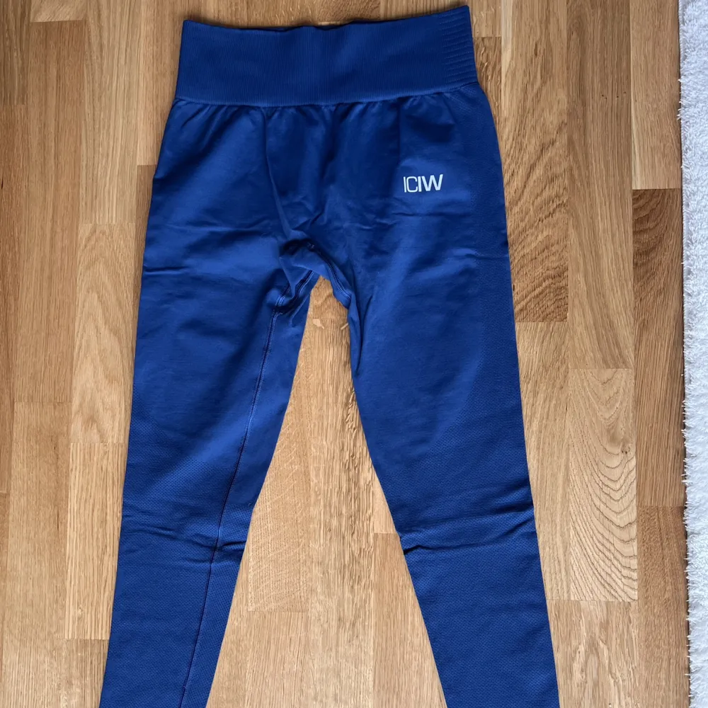 Blå träningstights från ICIW. Oanvända. Säljer pga att de inte kommit till användning. Storlek S. Jeans & Byxor.
