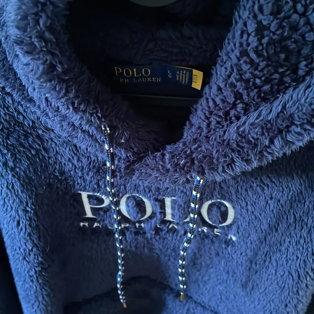 Säljer nu min otroligt snygga o varma/sköna hoodie från polo. Inte använd länge. Storlek L, mörkblå. Passar otroligt fint nu till vintern😊. Hoodies.