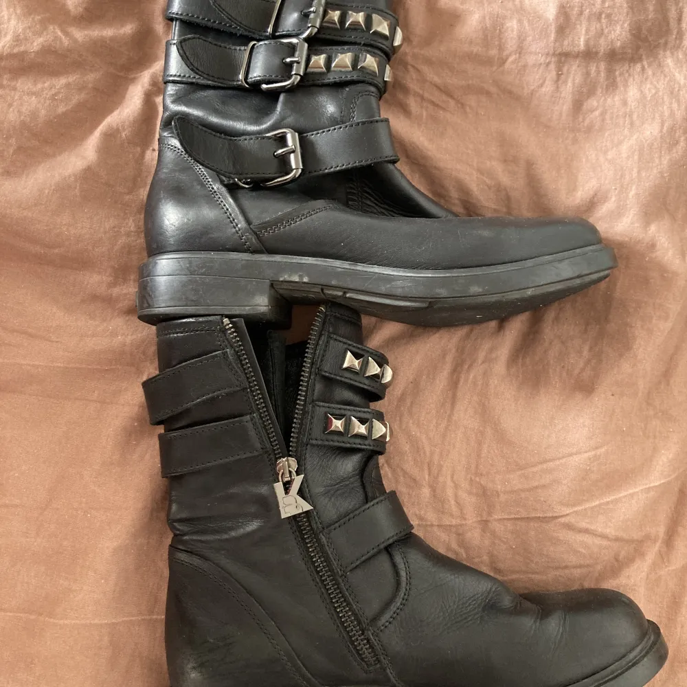 Karl lagerfeld black leather boots with silver detailing. Really good condition- only worn a few times. Size 37. Kengät.