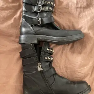 Karl lagerfeld black leather boots with silver detailing.  Really good condition- only worn a few times.  Size 37