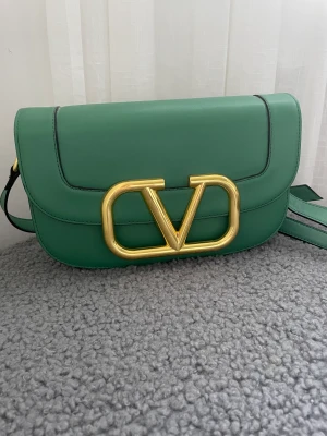 Väska  - Kikar nu intresset på min sjukt snygga väska som tyvärr inte kommer till användning lika mycket  som innan. 💗🩷