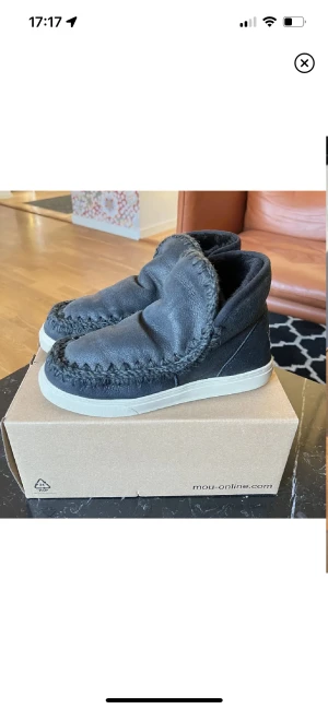Mou skor - As snygga vinterskor (som tyvärr inte kommer till användning) från Mou i lite svart glansig färg i bra skick💞HELT perfekt till vintern!❤️‍🔥 Nypris: 2600kr🔥 