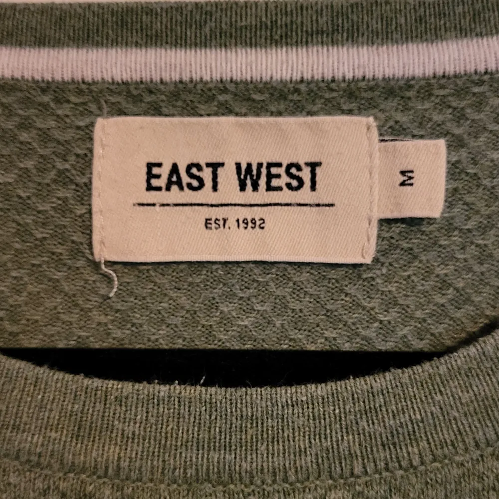 Grön East West Sweater.  Strl: M, passar som M.  Cond: 7/10.  Dm vid ytterligare foton eller frågor!. Tröjor & Koftor.