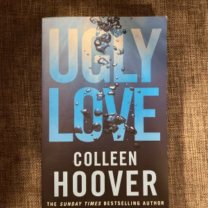 Bok - Säljer denna bok Ugly love av Colleen Hoover på engelska. Den är olåst och i riktigt fint skick.