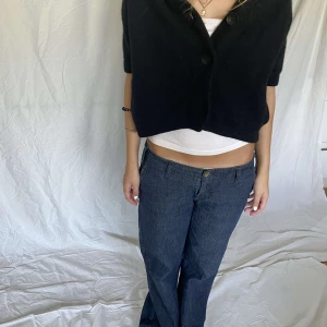 Kofta&jeans - Följ Refashion.uf för att vara redo på fredagens dropp. Då släpps bland annat dessa jeans och kofta