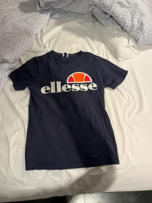 Ellesse t-shirt - Säljer min mörkblå Ellesse t-shirt då den inte passar längre. Storlek XS men passar S. Pris kan diskuteras vid snabb affär eller köp av fler tröjor av mig. 