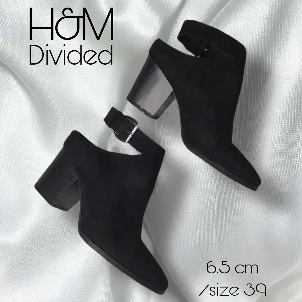 Enkla klackar från H&M Divided som aldrig blivit använda (endast i huset) har något märke på sig för dom legat bland andra skor i låda (se bild) står 39 men passar bättre 38,5🖤. Skor.