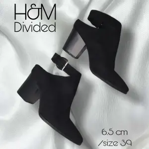Enkla klackar från H&M Divided som aldrig blivit använda (endast i huset) har något märke på sig för dom legat bland andra skor i låda (se bild) står 39 men passar bättre 38,5🖤