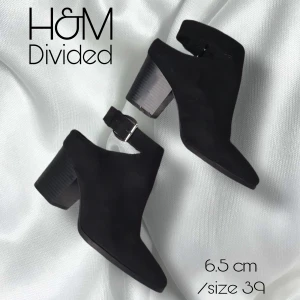 Ankelboots - Enkla klackar från H&M Divided som aldrig blivit använda (endast i huset) har något märke på sig för dom legat bland andra skor i låda (se bild) står 39 men passar bättre 38,5🖤
