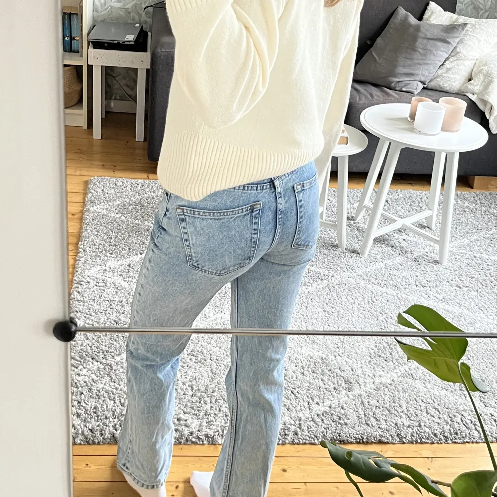 Snygga ljusblå jeans i straight fit! Köpta från ASOS design✨   Bra skick!! Skicka för fler bilder och info🌸. Jeans & Byxor.