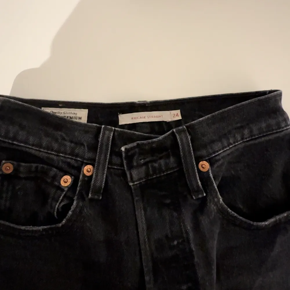 Jeans ifrån märket Levis, dem är svart/gråa och är raka i benen ( inte skinny). Jeans & Byxor.
