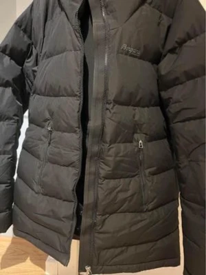 Bergans vinterjacka/skidjacka - Superbra vinter-/skidjacka. Ficka för liftkort, snölås och ventilations fickor under armarna. Använd ett par ggr förra vintern. Nyskick. Sonen Vuxit ur. Först till kvarn