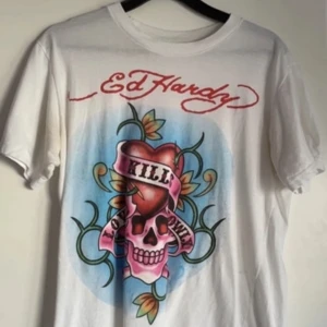 Ed hardy tshirt  - Ed hardy tshirt i bra skick. Köpt på Plick har endast använd ca 2 ggr 