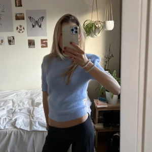 Ljsblå gosig tröja - Sjukt mjuk och skön, från zara men köpt på arkivet, super fin färg till hösten💕💕nypris 300kr💕