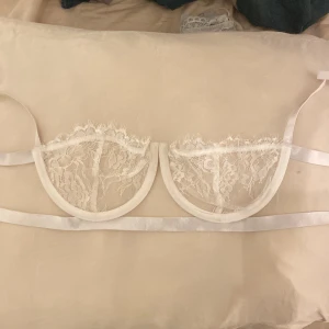 Vacker genomskinlig spets bh - Den låter dig andas och sitter väldigt bekvämt på🤍