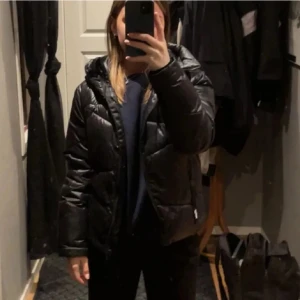 Vinterjacka - 250kr+frakt. Säljer då den börjar bli för liten. Obs, finns en liten reva under ena fickan som dock inte syns när man har på sig den, kom privat för bild🥰🩷Passar Xs/S