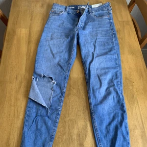 Jeans  - Säljer mina blå jeans med hål på knät 